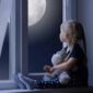 دانلود والپیپر دختر کوچولو خیره به ماه