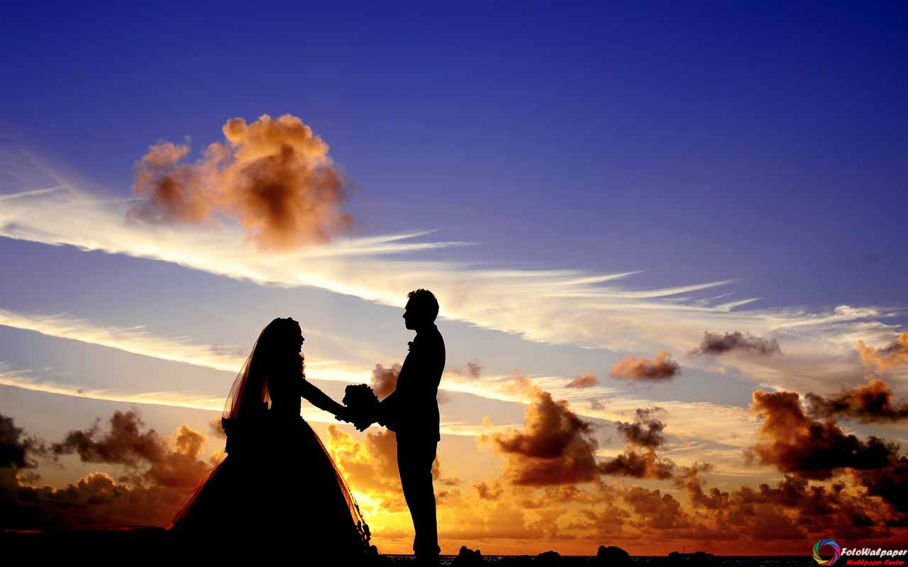 دانلود والپیپر لحظه زیبای زوج در غروب مالدیو