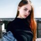 دانلود والپیپر دختری با موهای صاف و چشمان آبی
